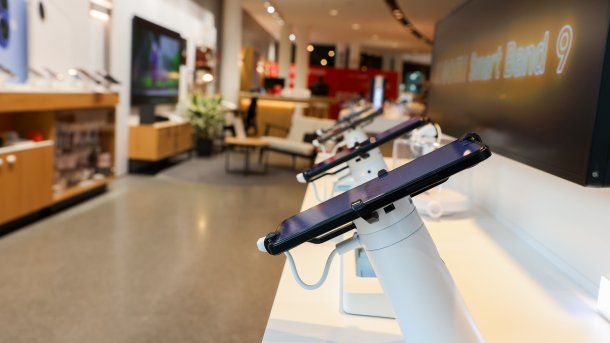 Smartphone-Auswahl in einem Vodafone-Shop.
