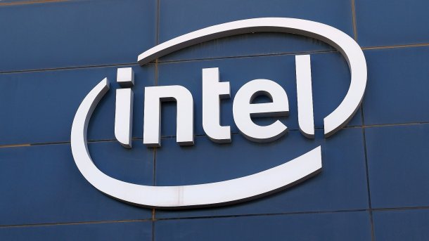 Firmenlogo von Intel an einem Gebäude