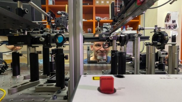 Austin Roorda demonstriert Oz.