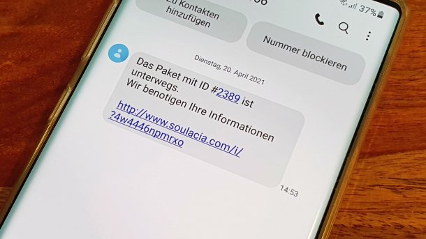 Smartphone mit einer empfangenen Spam-SMS auf dem Display.