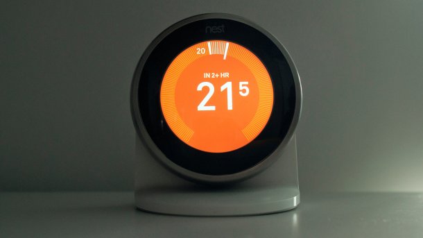 Ein Google-Lernthermostat steht auf einem Tisch.