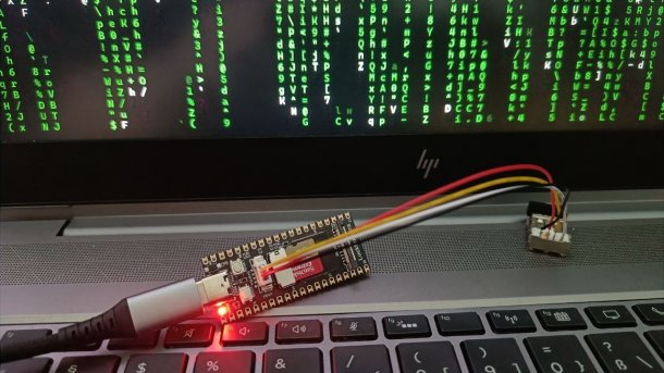 Luckfox Lyra Linux Board auf Laptop mit Matrix Screensaver