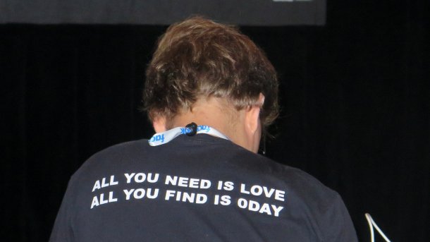 T-Shirt mit Aufschrift "All you need is love, all you get is 0day"