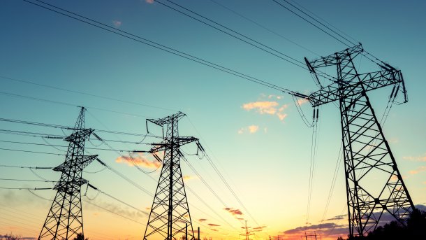  Strommasten vor Abendhimmel