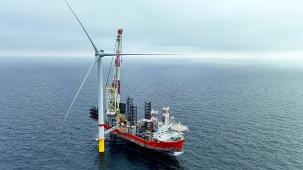 First wind turbine at He Dreiht wind farm