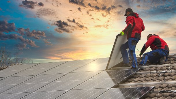 Installateure montieren ein Modul eine Photovoltaik-Anlage