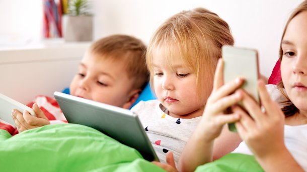 Kinder an Tablet und Smartphone