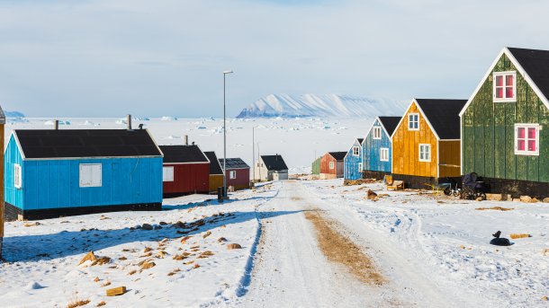 Bunte Holzhäuser in Schneelandschaft