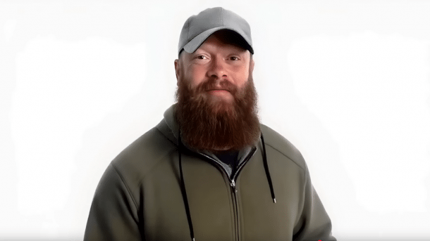 Oberkörper eines bärtigen Mannes