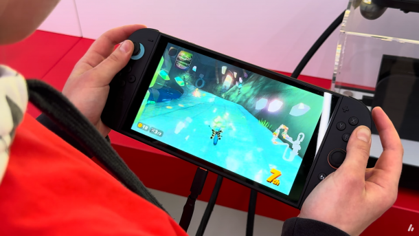 Ein Mensch hält die Switch 2