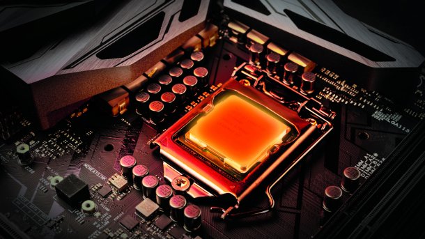 Rot gefärbter Intel-Prozessor auf Mainboard