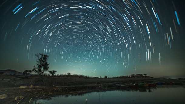 Kreisförmige Sternenspuren pber einem See