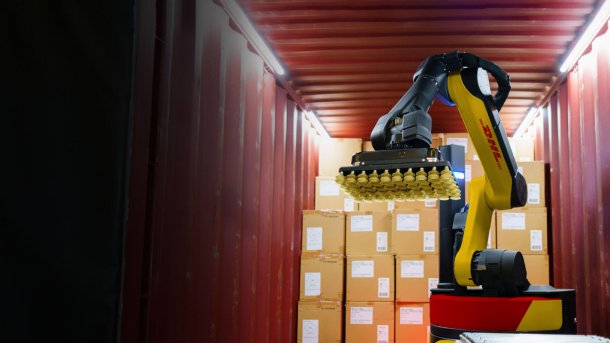 Roboter Stretch stapelt Pakete für DHL.