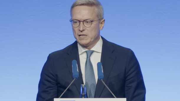 Mann hinter zwei Mikros