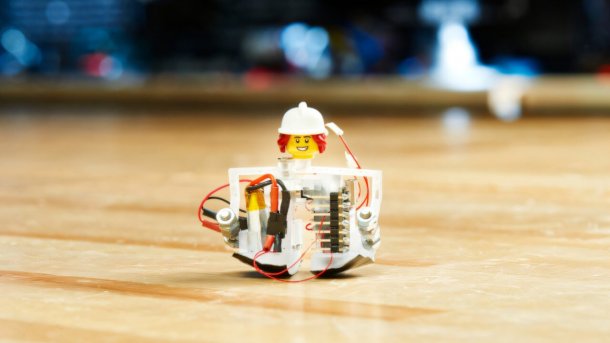 Laufroboter Zippy mit Kopf einer Lego-Minifigur.