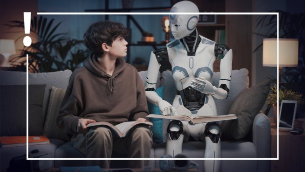 Roboter sitzt mit Kind auf Sofa