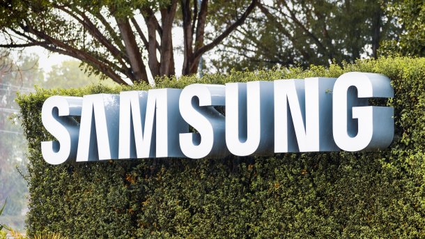 Samsung-Schriftzug an einer Hecke