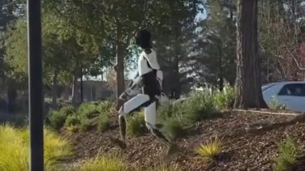 Tesla Optimus stapft durch die Gegend.