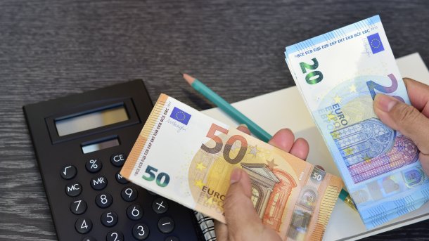 Taschenrechner und Geldscheine