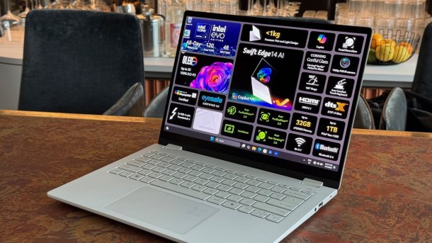 Acer Swift Edge 14 auf einem Tisch