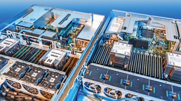 Server mit AMD- und Intel-Prozessoren nebeneinander