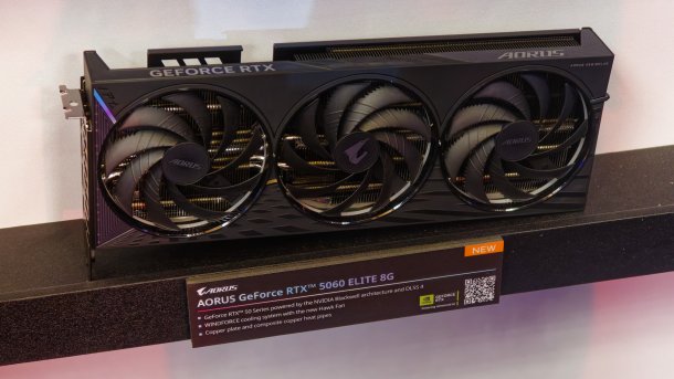 Gigabyte GeForce RTX 5060 hängt an einer Wand