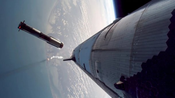 Starship mit abgetrenntem Booster über der Erde