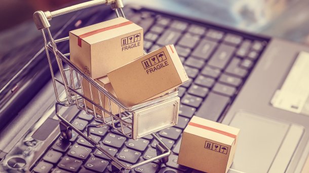 Umzugskisten in Einkaufswagen auf Tastatur