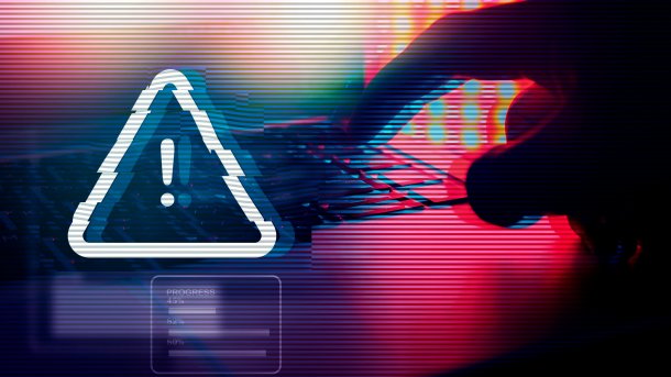 Stark verzerrtes Bild eines Fingers auf einer Tastatur, im Vordergrund ein digitales Ausrufezeichen