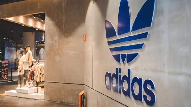 Adidas-Logo an einem Laden