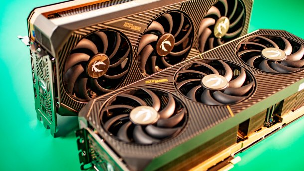 Zwei Grafikkarten nebeneinander auf grünem Untergrund