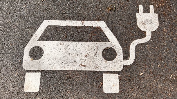 Symbol auf einem Parkplatz für Elektroautos.