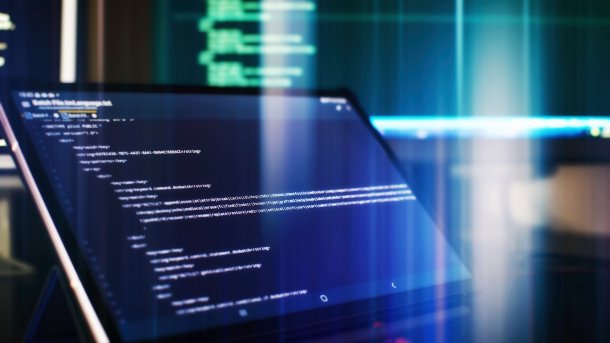 Bildschirm eines Laptops, auf dem Code zu sehen ist.