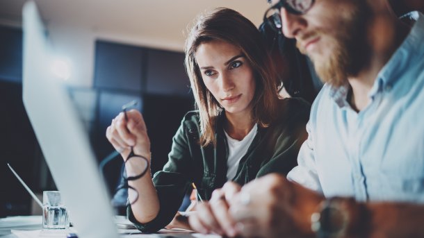 Menschen arbeiten an Laptop