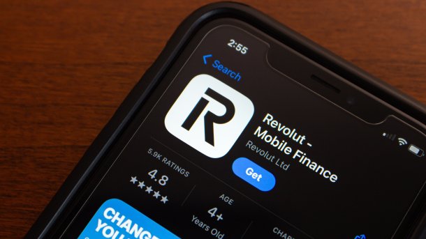 Smartphone mit Revolut-App