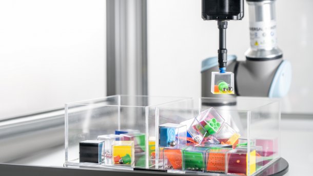 Robot with 3D recognition system goROBOT3D.