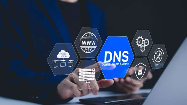 DNS-Logo als Hologramm über Laptop