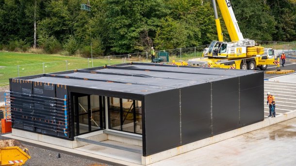 Erste Container des Supercomputers Jupiter stehen auf ihrem Fundament