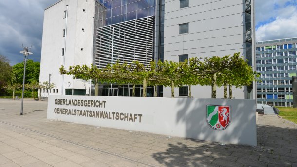 Großes Schild "Oberlandesgericht – Generalstaatsanwaltschaft", darhinter ein schmuckloser Zweckbau