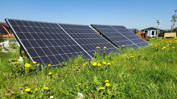 Zwei Solarpanele auf Wiese