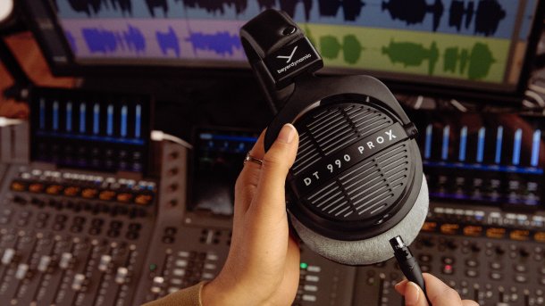 Kopfhörer von Beyerdynamic vor Mischpult