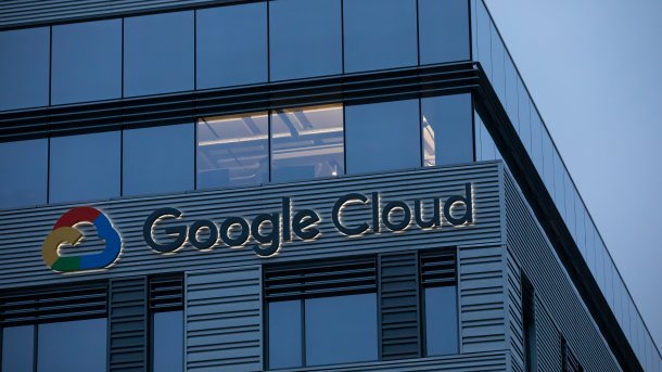 Teilansicht eines Bürogebäudes mit einer Leuchtschrift "Google Cloud"