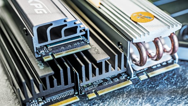 Several SSDs with coolers next to each other and stacked