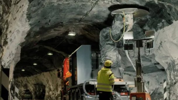Der Catonator-Roboter sägt Tunnelwände zurecht.