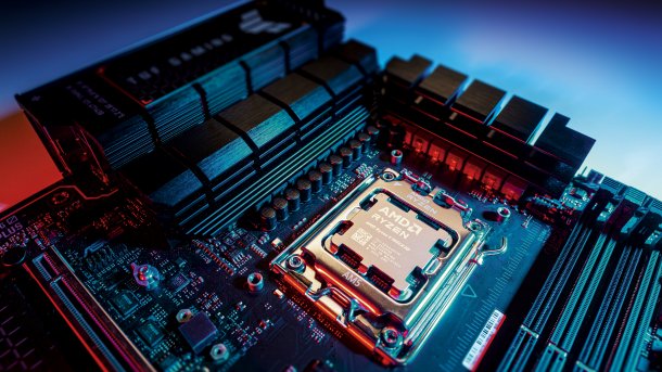 Ryzen 9 9950X3D in einem Mainboard mit blauem und rotem Licht