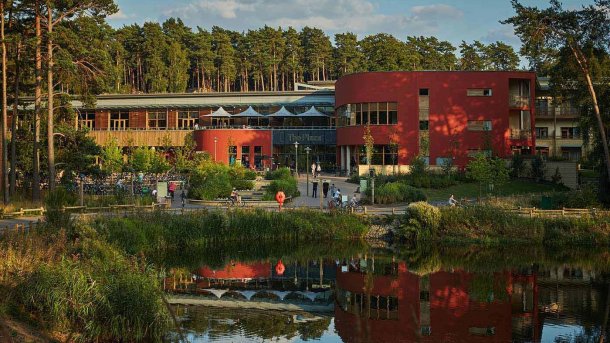 Nullen und Einsen, darunter versteckt sich die Zeichenkette DATALEAK