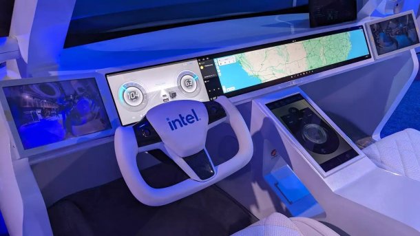 E-Auto mit Intel-Logo auf dem Lenkrad