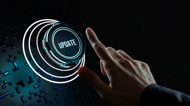 Finger drückt auf holografischen Update-Button