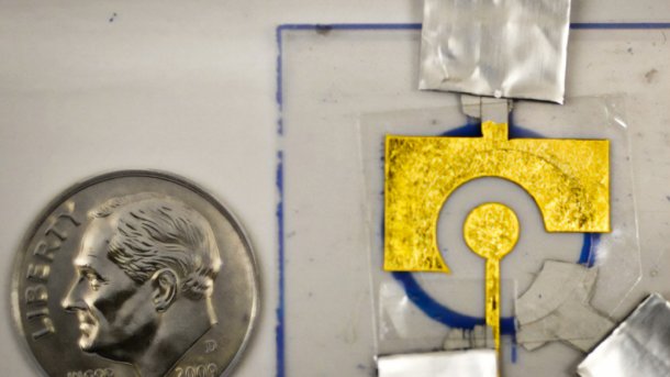 DNA-Sensor des MIt im Vergleich zu einer Münze.