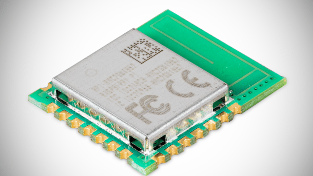 Das Modul liegt schräg zur Kamera. Es ist silbern.
